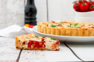 Im Spätsommer ist wieder Tomatenzeit! Deswegen habe ich mich an dieser Tomatenquiche mit Ziegenfrischkäse und Parmesanmürbeteig probiert. Das Rezept findet ihr bei Cook and Bake with Andrea.