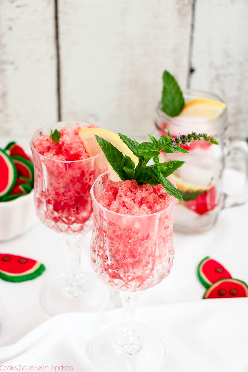 Das perfekte Sommergetränkt! Eine leichte fruchtige Wassermelonengranita mit Minze und Zitrone, super schnell zubereitet und auch perfekt im Sekt. Das mega einfache Rezept gibt´s bei Cook and Bake with Andrea.