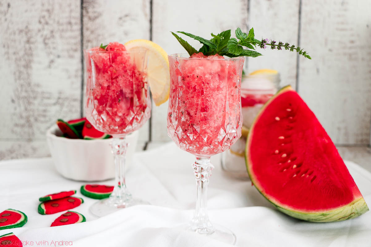 Das perfekte Sommergetränkt! Eine leichte fruchtige Wassermelonengranita mit Minze und Zitrone, super schnell zubereitet und auch perfekt im Sekt. Das mega einfache Rezept gibt´s bei Cook and Bake with Andrea.