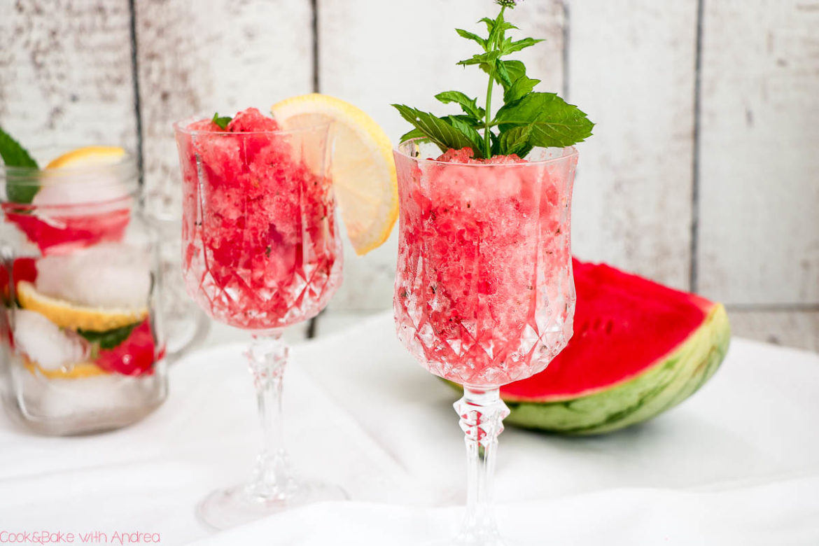 Das perfekte Sommergetränkt! Eine leichte fruchtige Wassermelonengranita mit Minze und Zitrone, super schnell zubereitet und auch perfekt im Sekt. Das mega einfache Rezept gibt´s bei Cook and Bake with Andrea.