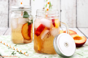 Im Sommer geht doch nichts über ein eisgekühltes Getränk. Da kommt das Rezept für meinen selbstgemachten weißen Pfirsich-Eistee genau richtig!