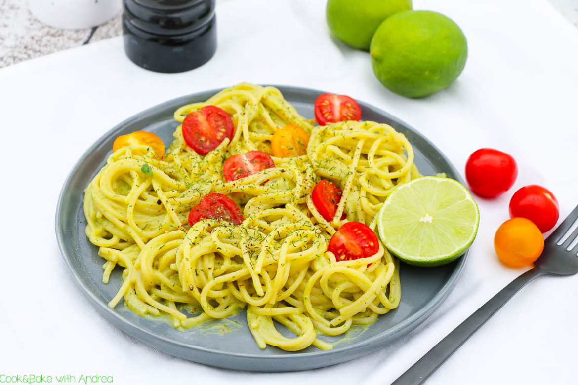 Nudeln in einer cremigen Sauce. Geht nicht gesund? Geht doch und sogar noch vegan! Meine Pasta mit Avocado-Limetten Sauce. Das Rezept findet ihr bei Cook and Bake with Andrea.