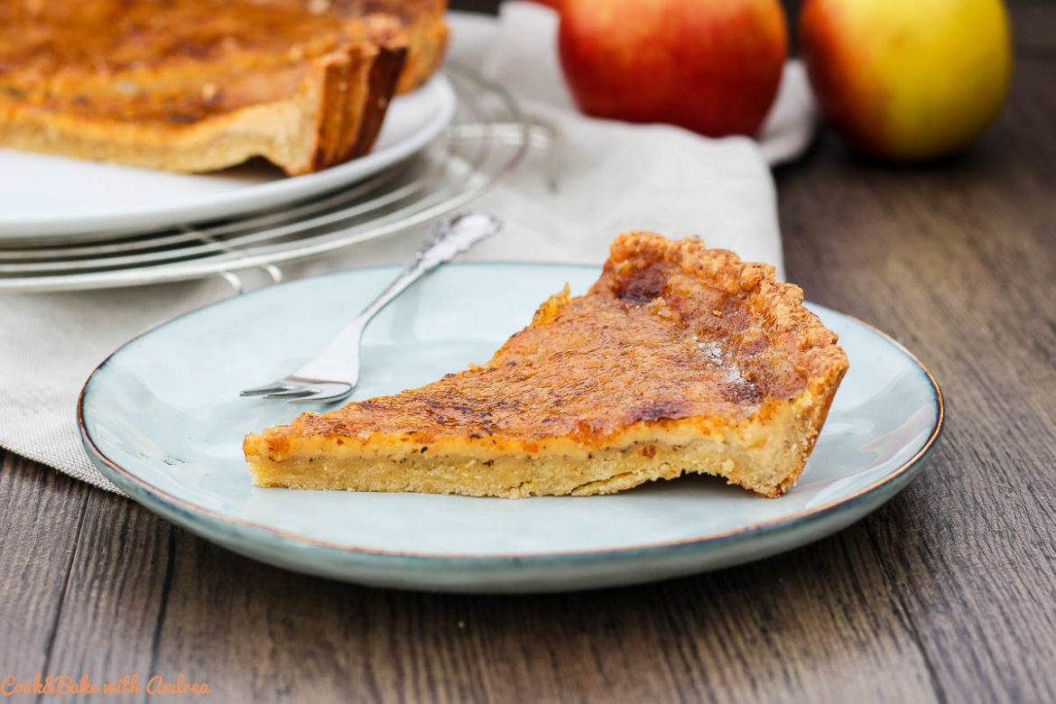 Cook and Bake with Andrea – Creme Brulee Tarte Rezept – www.candbwithandrea.com2 Creme Brulee gehört zu meinen absoluten Lieblingsdesserts, aber heute habe ich nicht das klassische Rezept für euch, sondern heute gibt es den leckeren Nachtisch als Tarte. Funktioniert sicher auch mit bayerischer Creme oder Crema Catalana! Beide Rezepte (auch für den Klassiker) findet ihr auf dem Blog von Cook and Bake with Andrea.