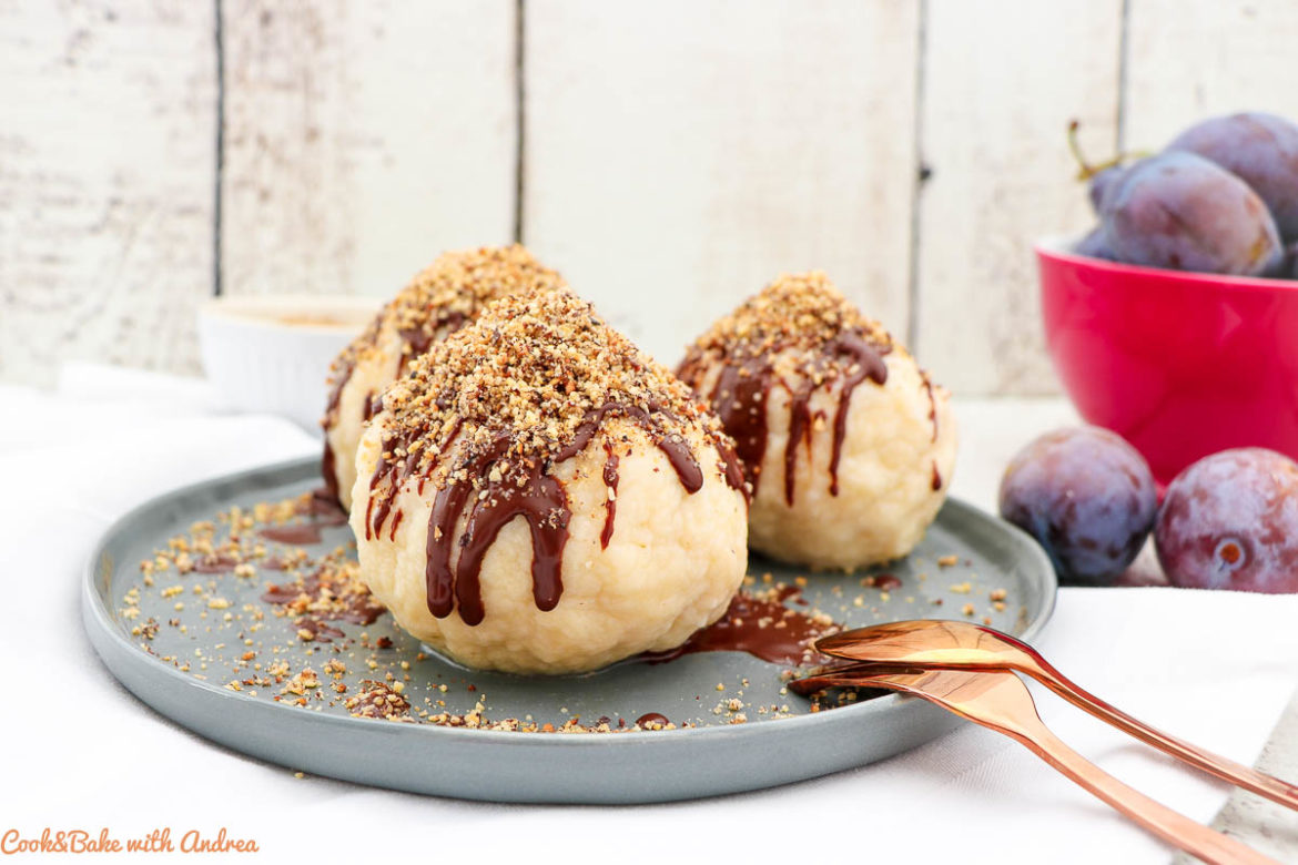 Eine typisch österreichische Nachspeise: Lecker gefüllte Topfenknödel aus Quark mit Pflaumen und Haselnussstreuseln. Das einfache Rezept findet ihr bei Cook and Bake with Andrea.