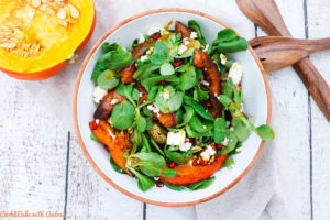 Der Herbst bietet so viele tolle Zutaten, wie zum Beispiel den Kürbis. Ich habe ihn im Ofen gebacken und auf meinen Salat gegeben, zusammen mit karamellisierter Birne, Granatapfel und Feta. Das schnelle herbstliche Rezept findet ihr auf Cook and Bake with Andrea.