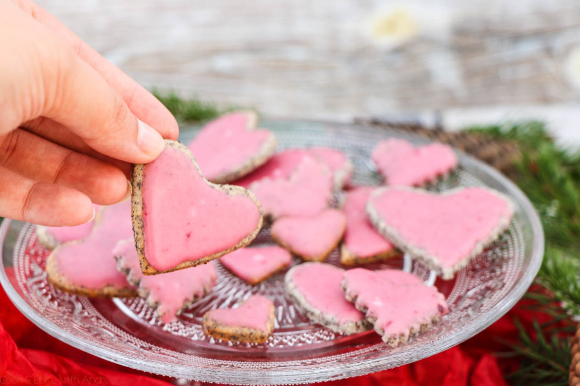 Die Weihnachtszeit ist die schönste Zeit und ich versüße sie mir mit jeder Menge Plätzchen, wie diese Mohnherzen mit Kirschguss. Das Rezept findet ihr auf dem Blog von Cook and Bake with Andrea.