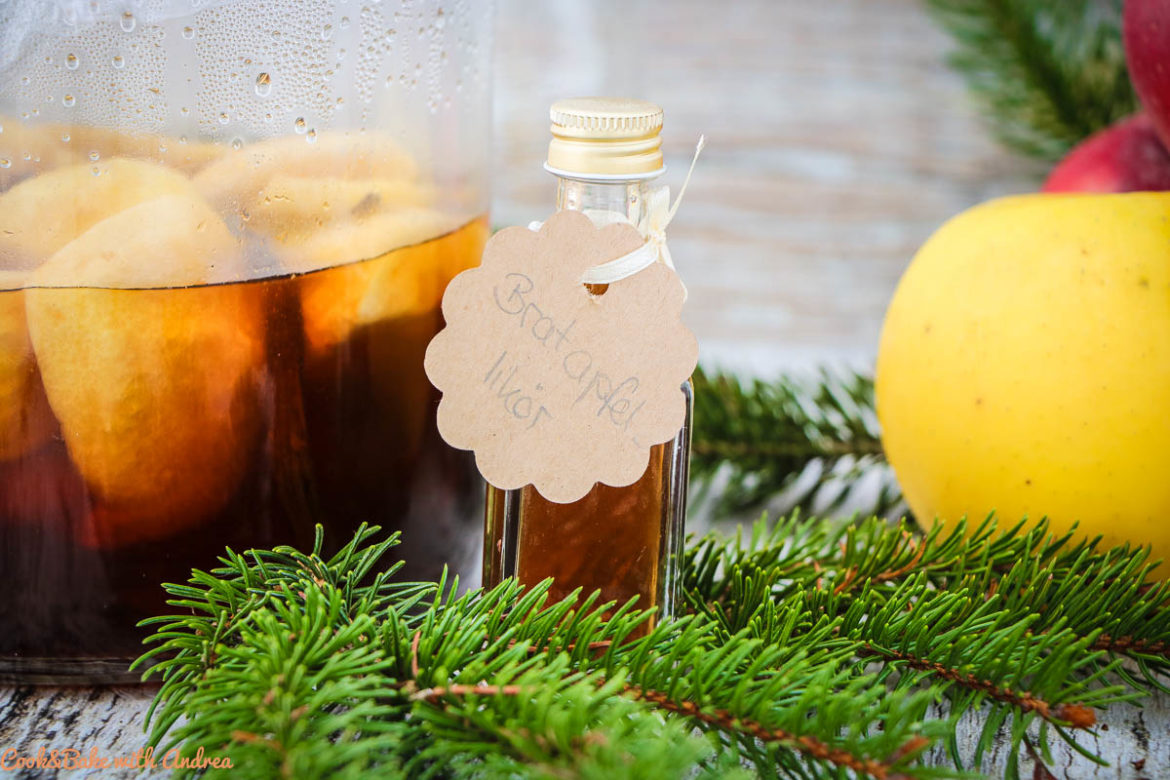 Cook and Bake with Andrea – Selbstgemachter Bratapfellikör Rezept – Geschenk aus der Küche – www.candbwithandrea.com3 Den Liebsten eine Freude zu Weihnachten zu machen ist so einfach und zwar mit selbstgemachten Geschenken aus der Küche, so wie diesen Bratapfellikör. Das Rezept gibt´s auf dem Blog von Cook and Bake with Andrea.