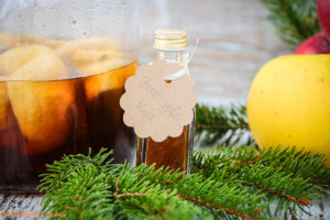 Den Liebsten eine Freude zu Weihnachten zu machen ist so einfach und zwar mit selbstgemachten Geschenken aus der Küche, so wie diesen Bratapfellikör. Das Rezept gibt´s auf dem Blog von Cook and Bake with Andrea.