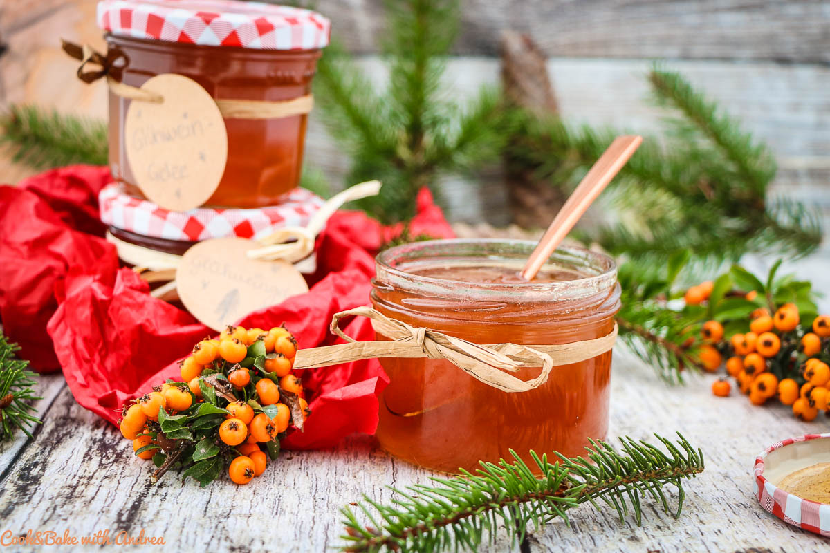 Den Liebsten eine Freude zu Weihnachten zu machen ist so einfach und zwar mit selbstgemachten Geschenken aus der Küche, so wie dieses Glühwein-Gelee. Das Rezept gibt´s auf dem Blog von Cook and Bake with Andrea.
