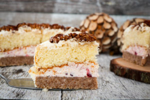 Preiselbeeren schmecken nicht nur in herzhaften Rezepten! Meine Walnusstorte mit Preiselbeersahne beweist es euch. Das einfache Tortenrezept passend für den Herbst findet ihr auf dem Blog von Cook and Bake with Andrea.