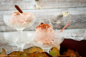 Auch im Herbst und Winter kann man leckeres Eis genießen, vor allem wenn man es so einfach und schnell ohne Eismaschine selber machen kann, wie mein Haselnusseis mit Zimt. Das Rezept findet ihr auf dem Blog von Cook and Bake with Andrea.