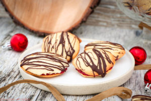 Hm ich liebe den Duft der Weihnachtsbäckerei! Deswegen beginne ich immer schon vor der Adventszeit mit den ersten Plätzchen, zum Beispiel mit diesen Kirsch-Marzipan-Plätzchen mit Schokolade. Das einfache Rezept gibt es auf dem Blog von Cook and Bake with Andrea.