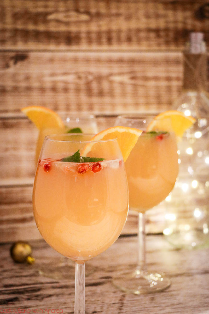 Egal ob zu Weihnachten, Silvester oder zum Geburtstag: Dieser fruchtige Cocktail (für Silvester) mit Orange, Granatapfel und Minze passt einfach immer! Das mega leichte Rezept findet ihr auf dem Blog von Cook and Bake with Andrea.