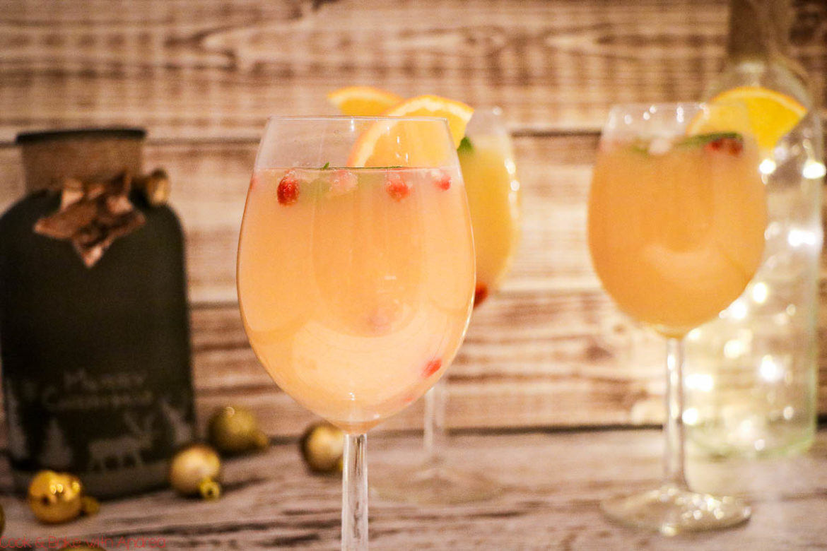 Egal ob zu Weihnachten, Silvester oder zum Geburtstag: Dieser fruchtige Cocktail (für Silvester) mit Orange, Granatapfel und Minze passt einfach immer! Das mega leichte Rezept findet ihr auf dem Blog von Cook and Bake with Andrea.