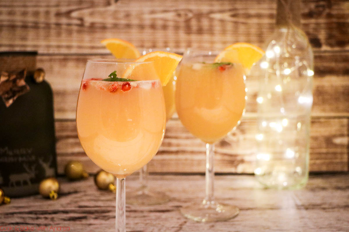 Egal ob zu Weihnachten, Silvester oder zum Geburtstag: Dieser fruchtige Cocktail (für Silvester) mit Orange, Granatapfel und Minze passt einfach immer! Das mega leichte Rezept findet ihr auf dem Blog von Cook and Bake with Andrea.