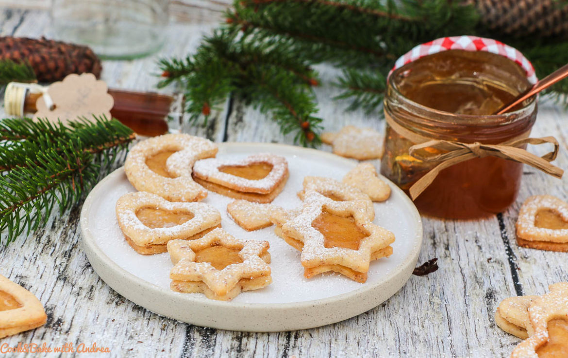 Die Weihnachtszeit ist die schönste Zeit und ich versüße sie mir mit jeder Menge Plätzchen, wie diese Spitzbuben gefüllt mit selbstgemachtem Glühweingelee. Das Rezept findet ihr auf dem Blog von Cook and Bake with Andrea.