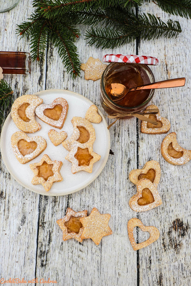 Die Weihnachtszeit ist die schönste Zeit und ich versüße sie mir mit jeder Menge Plätzchen, wie diese Spitzbuben gefüllt mit selbstgemachtem Glühweingelee. Das Rezept findet ihr auf dem Blog von Cook and Bake with Andrea.