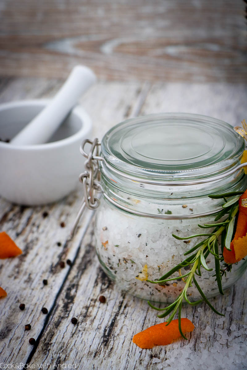 Geschenke aus der Küche sind DIE Last-Minute-Geschenkidee schlechthin. Sie sind schnell und ohne viel Aufwand gemacht, machen aber trotzdem viel her, genauso wie mein Gewürzsalz zum Verschenken. Das einfache "Rezept" findet ihr auf dem Foodblog von Cook & Bake with Andrea.