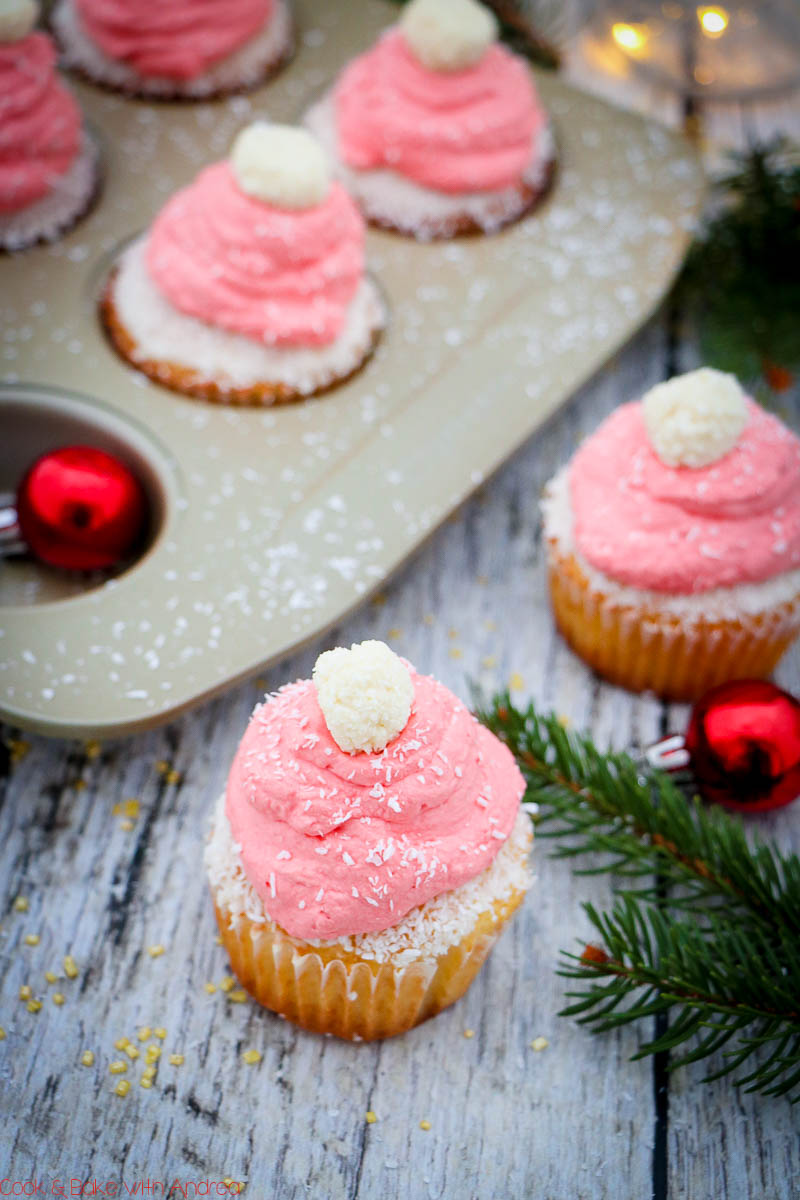 Zu Weihnachten muss es viel Kitsch sein, deswegen habe ich mich zum Nikolaus diese Weihnachtsmann-Cupcakes überlegt, die Kinderaugen zum Strahlen bringen werden. Das einfache Rezept findet ihr auf dem Foodblog von Cook & Bake with Andrea.