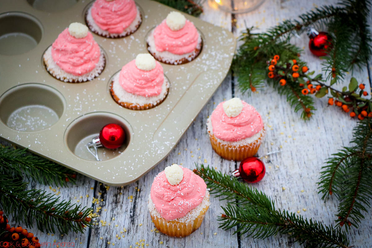 Zu Weihnachten muss es viel Kitsch sein, deswegen habe ich mich zum Nikolaus diese Weihnachtsmann-Cupcakes überlegt, die Kinderaugen zum Strahlen bringen werden. Das einfache Rezept findet ihr auf dem Foodblog von Cook & Bake with Andrea.