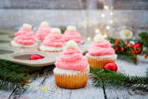 Zu Weihnachten muss es viel Kitsch sein, deswegen habe ich mich zum Nikolaus diese Weihnachtsmann-Cupcakes überlegt, die Kinderaugen zum Strahlen bringen werden. Das einfache Rezept findet ihr auf dem Foodblog von Cook & Bake with Andrea.