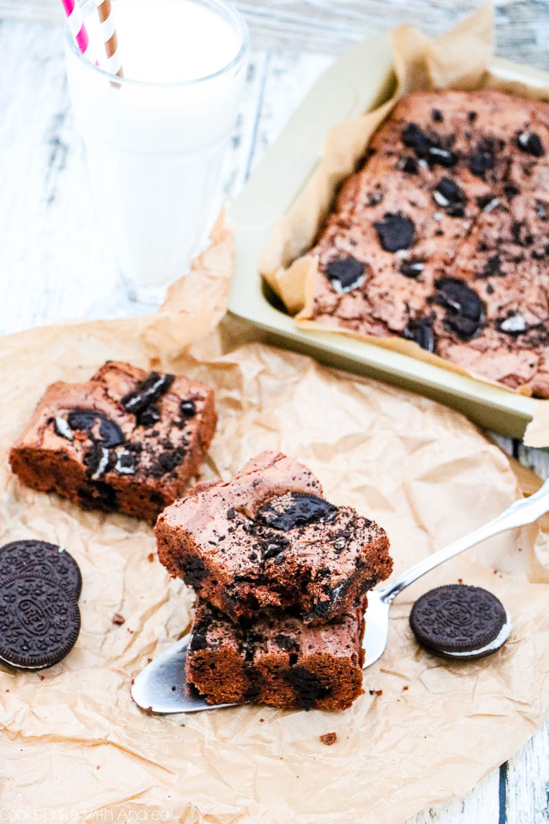 Nichts geht über ein einfaches, gelingsicheres Brownie-Rezept! Deswegen habe ich saftige Brownies mit Oreo gebacken; das schnelle und einfache Rezept findet ihr auf dem Foodblog von Cook and Bake with Andrea.