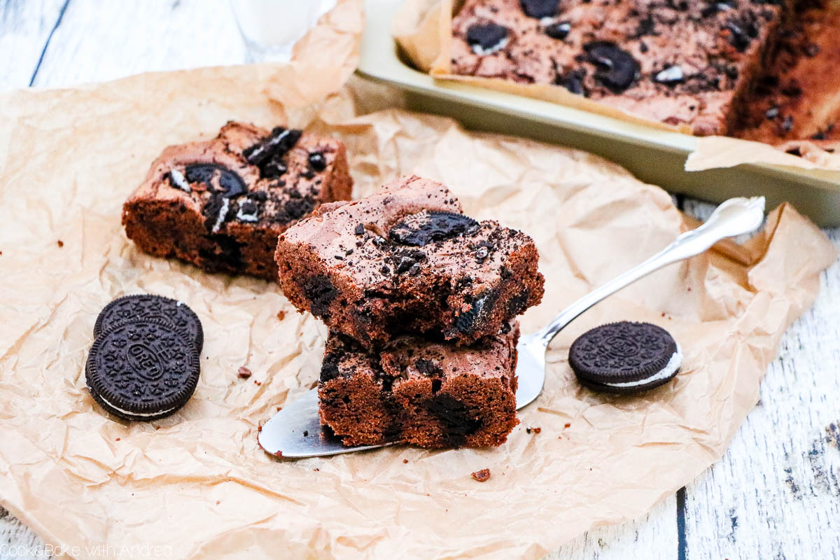 Nichts geht über ein einfaches, gelingsicheres Brownie-Rezept! Deswegen habe ich saftige Brownies mit Oreo gebacken; das schnelle und einfache Rezept findet ihr auf dem Foodblog von Cook and Bake with Andrea.