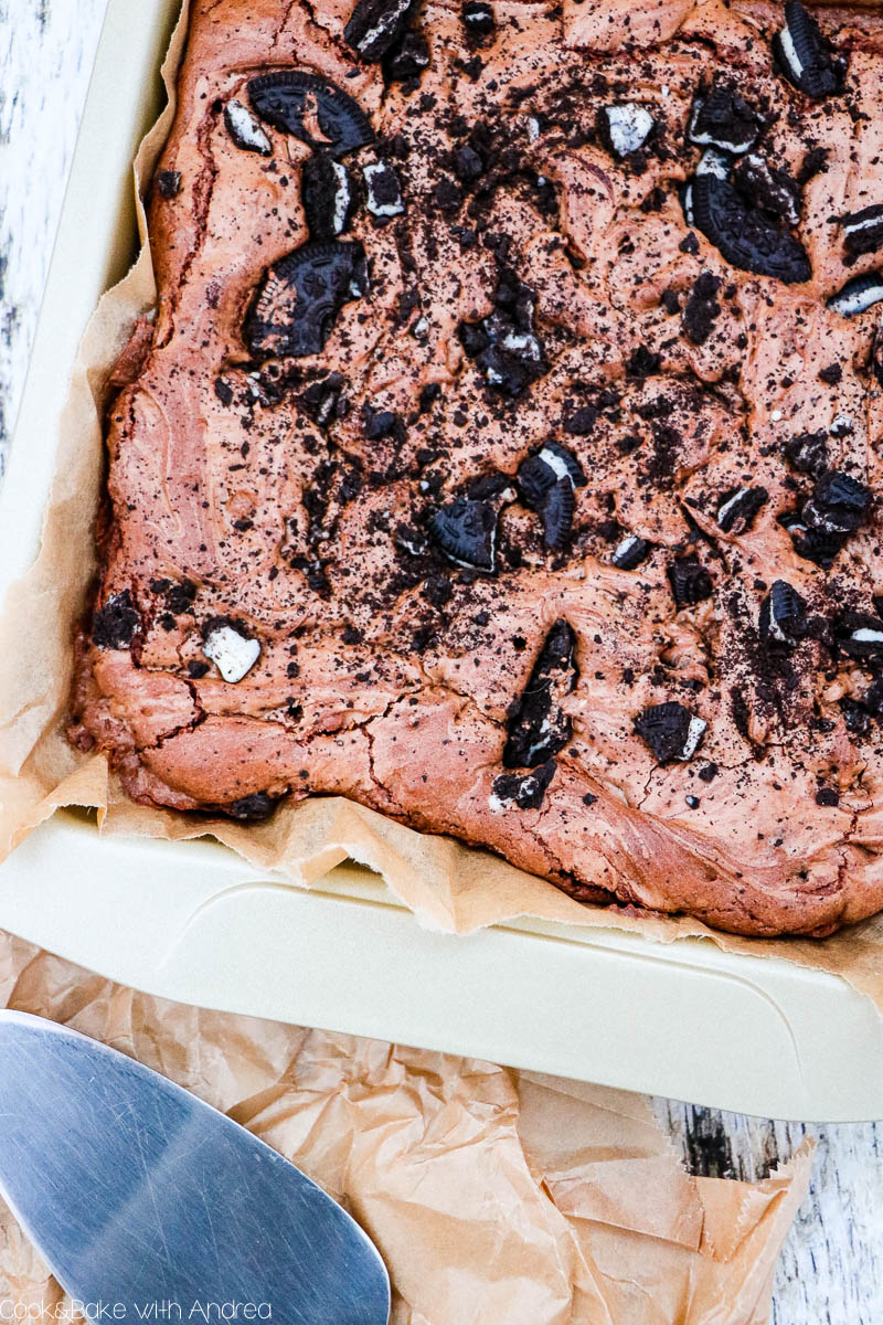 Nichts geht über ein einfaches, gelingsicheres Brownie-Rezept! Deswegen habe ich saftige Brownies mit Oreo gebacken; das schnelle und einfache Rezept findet ihr auf dem Foodblog von Cook and Bake with Andrea.