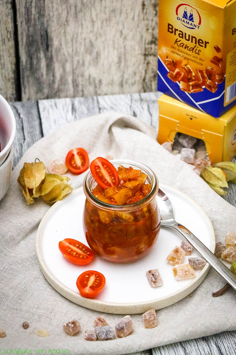 Auch wenn es sich auf den ersten Moment etwas befremdlich anhört, mein Tomaten-Birnen-Chutney schmeckt einfach grandios und ist noch dazu schnell gemacht. Das perfekte Geschenk aus der Küche. Das einfache Rezept findet ihr auf dem Foodblog von Cook and Bake with Andrea.