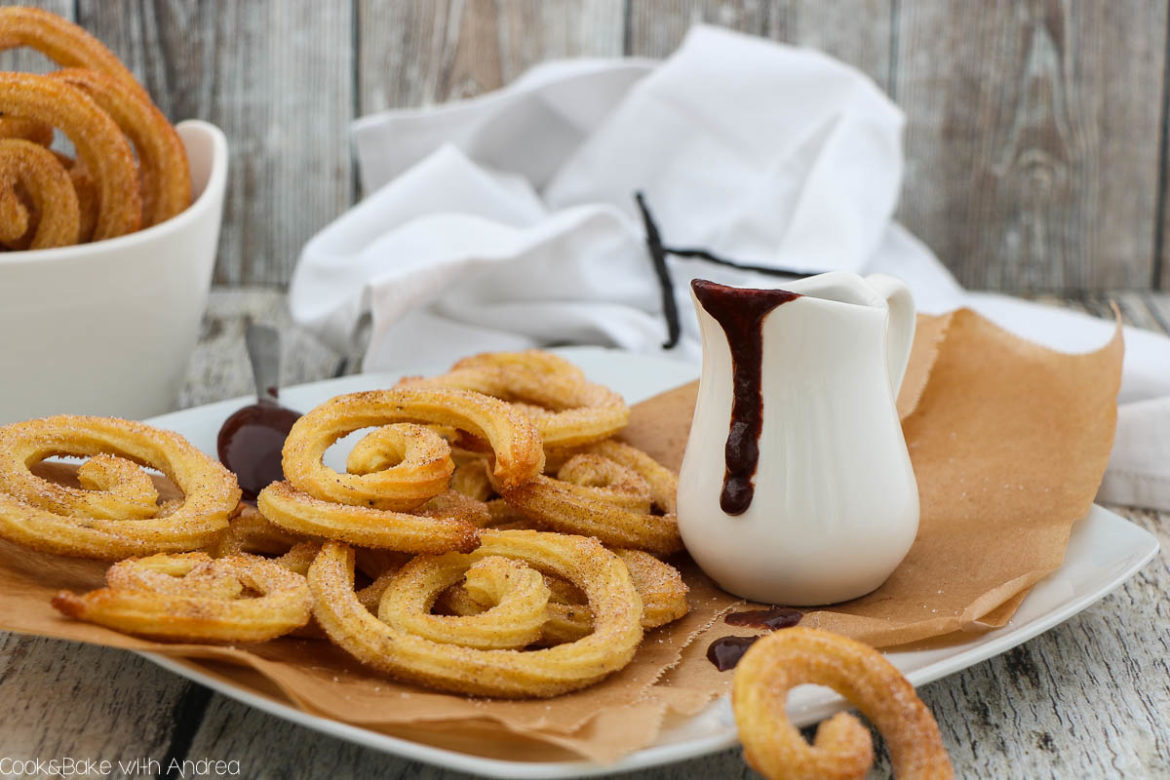 Der spanische Klassiker in neuem Gewand und mit viel weniger Fett. Diese leckere Churrospiralen sind im Nu gebacken und so gut! Perfekt um jemanden zu überraschen, zum Beispiel zum Valentinstag. Das Rezept gibts bei Cook and Bake with Andrea.