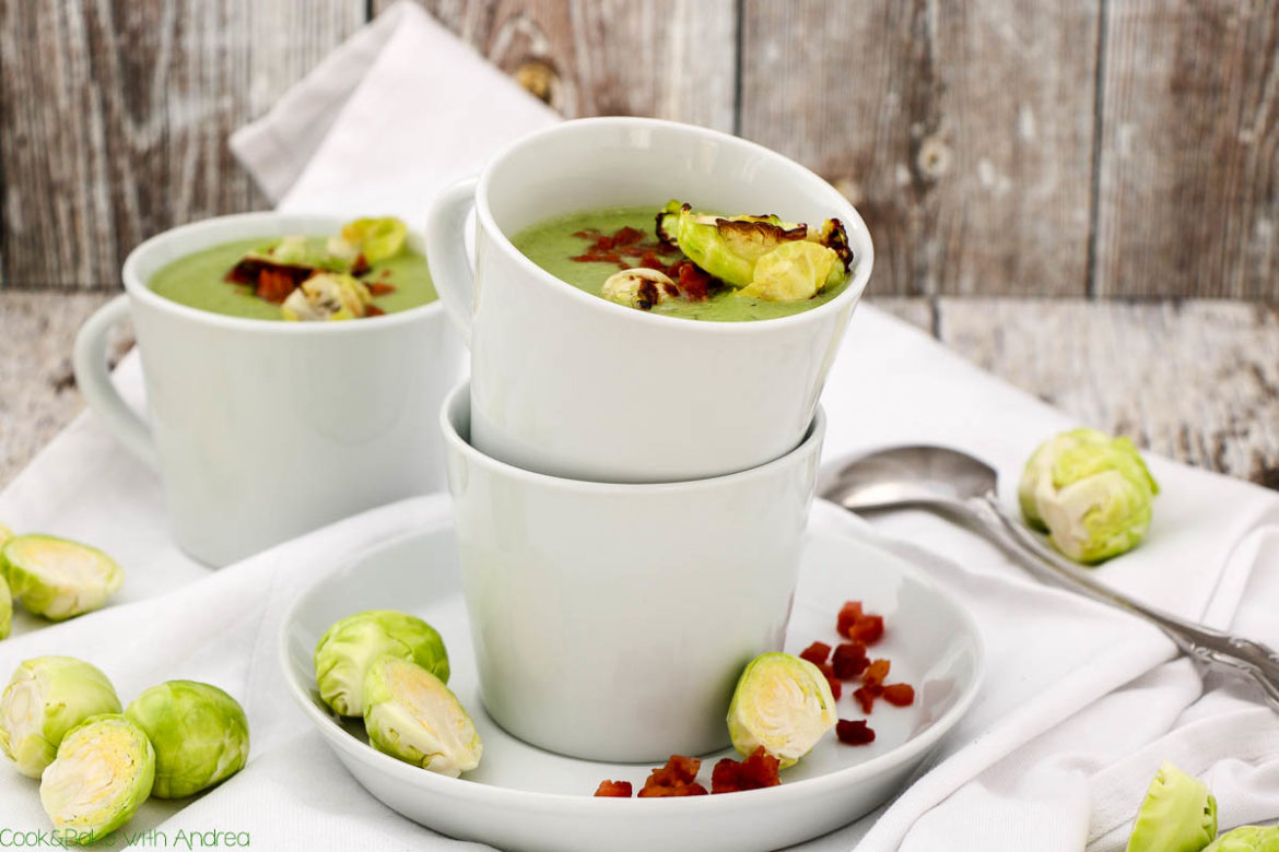 An kalten Tagen ist eine Suppe genau das Richtige! Deswegen habe ich mich an einer sämigen Rosenkohlsuppe mit krossen Speckwürfeln versucht. Das winterliche Rezept findet ihr bei Cook and Bake with Andrea.