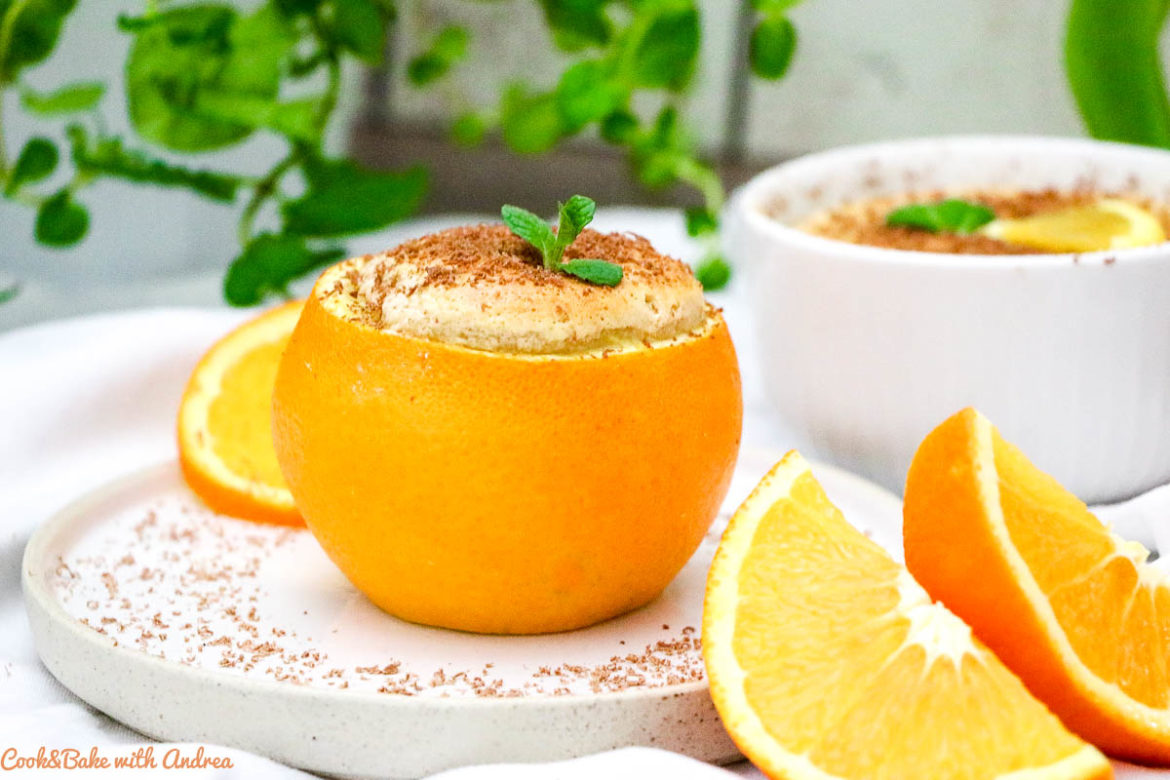Am Valentinstag könnt ihr euren Partner am besten mit diesen Schokosoufflés mit Orangen bezaubern! Ein perfektes Dessert um zu verführen. Das leckere Rezept findet ihr auf dem Foodblog von Cook and Bake with Andrea. #souffle #valentinstag #orange #schokolade #dessert