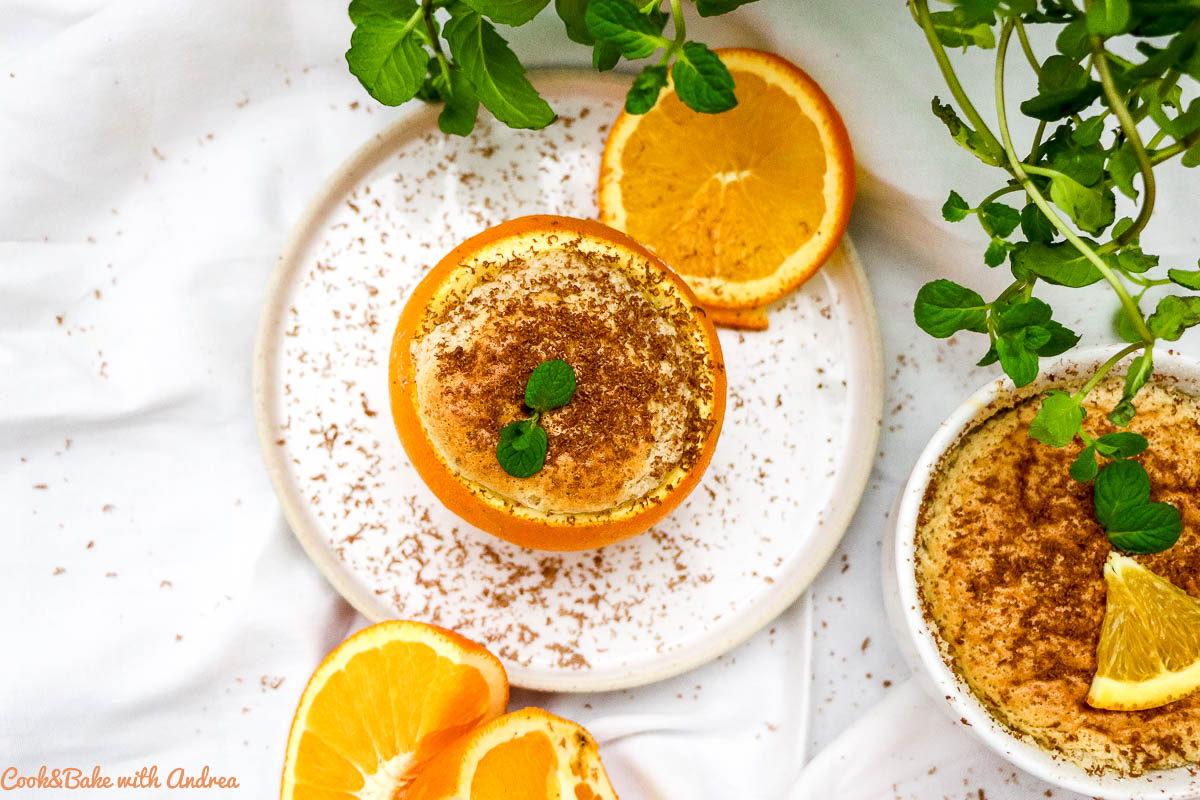 Am Valentinstag könnt ihr euren Partner am besten mit diesen Schokosoufflés mit Orangen bezaubern! Ein perfektes Dessert um zu verführen. Das leckere Rezept findet ihr auf dem Foodblog von Cook and Bake with Andrea. #souffle #valentinstag #orange #schokolade #dessert