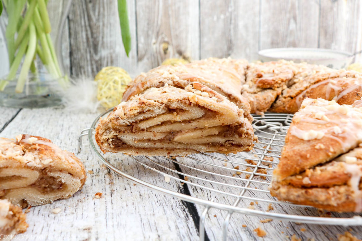 Zu Ostern ist Hefegebäck einfach ein Muss, deswegen habe ich mich dieses Jahr für einen leckeren Hefekranz mit Nuss-Eierlikör-Füllung entschieden. Das einfache Rezept findet ihr auf dem Foodblog von Cook and Bake with Andrea.