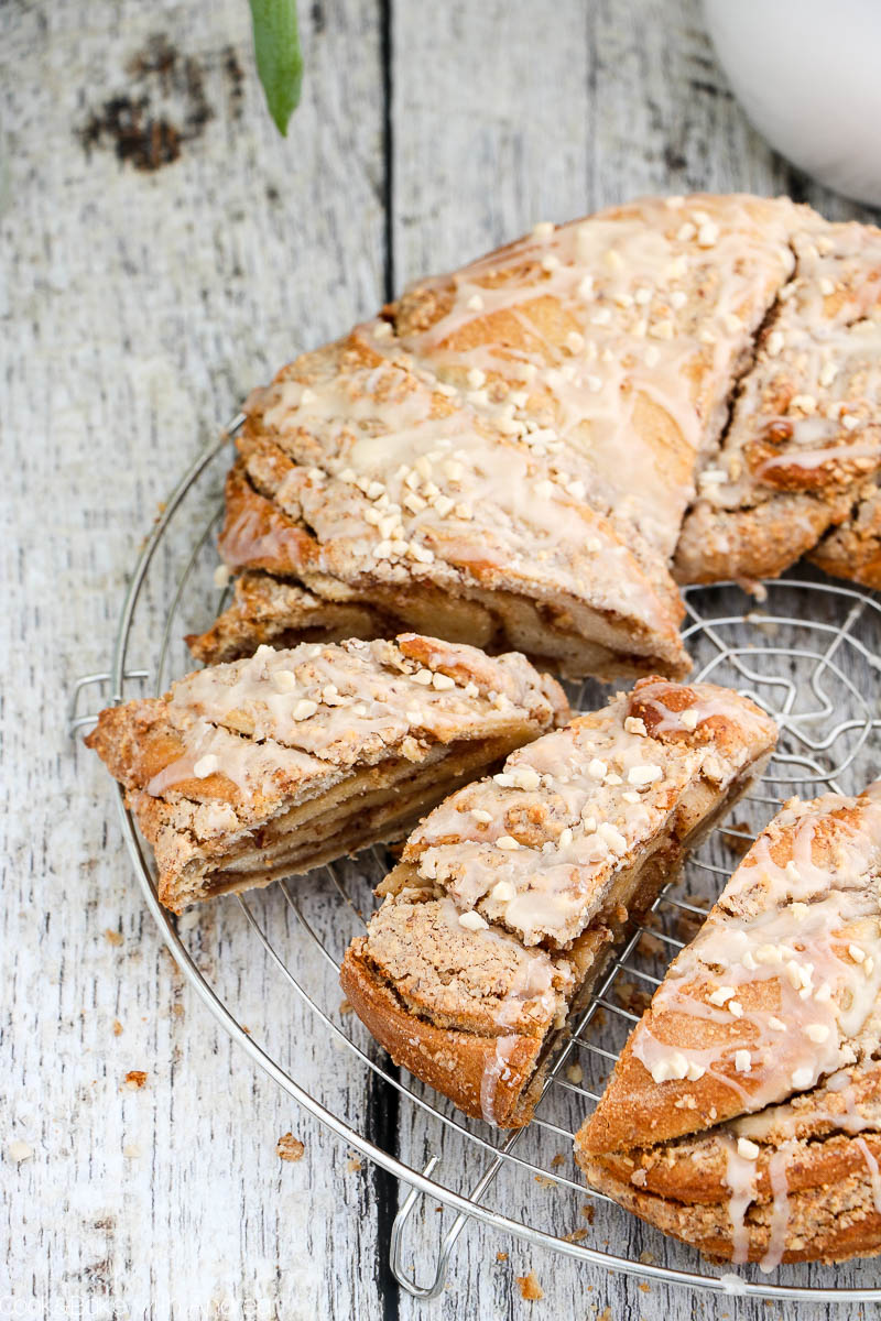 Zu Ostern ist Hefegebäck einfach ein Muss, deswegen habe ich mich dieses Jahr für einen leckeren Hefekranz mit Nuss-Eierlikör-Füllung entschieden. Das einfache Rezept findet ihr auf dem Foodblog von Cook and Bake with Andrea.