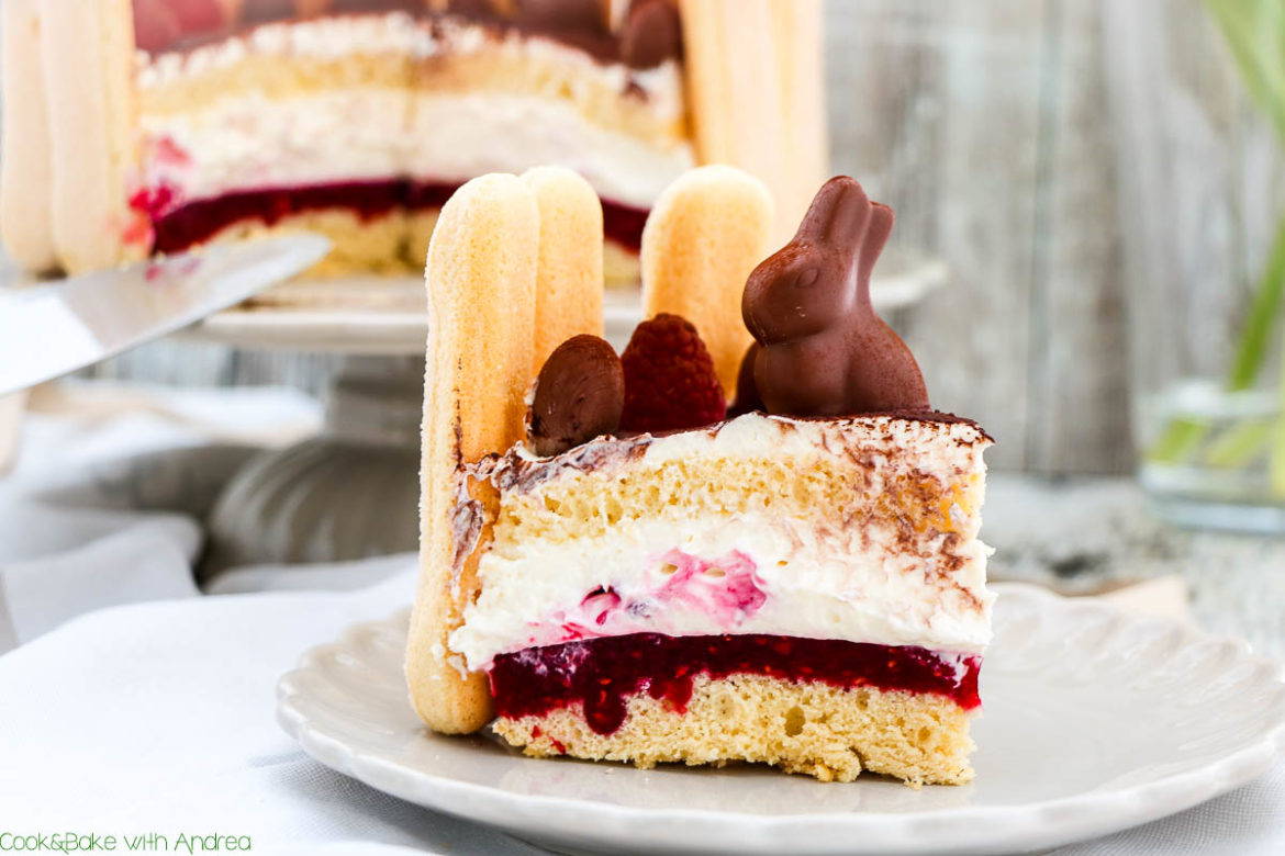 Wenn ihr noch Ideen für die Ostertafel braucht dann kommt hier die Rettung: meine saftige und fruchtige Himbeer-Sahne-Torte mit kleinen Schokohasen und -eiern. Das Rezept für diesen Osterkuchen findet ihr auf dem Foodblog von Cook and Bake with Andrea.