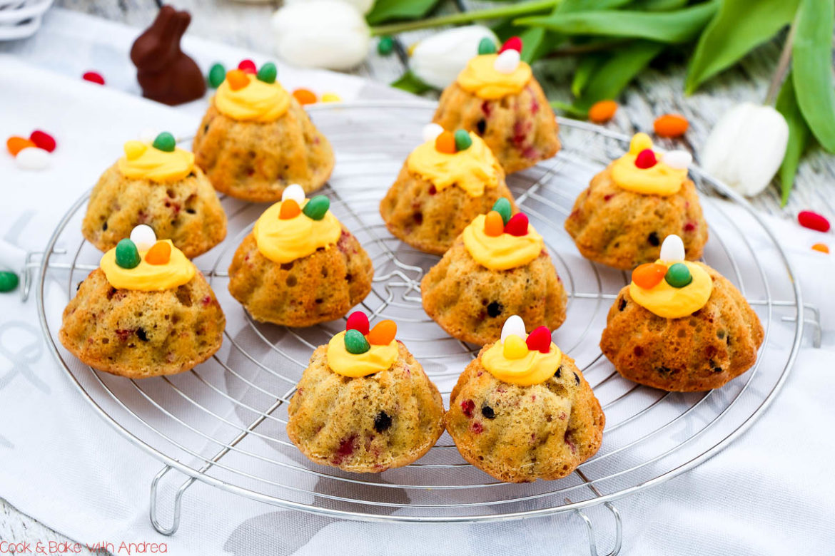 Ein Klassiker zu Ostern ist ein Eierlikör-Gugelhupf, aber ich habe daraus etwas Neues, Frisches gezaubert: Mini-Gugelhupf mit Eierlikör, Himbeeren und Schokolade. Das einfache und mega schnelle Rezept findet ihr bei Cook and Bake with Andrea. #ostern #gugelhupf #eierlikör