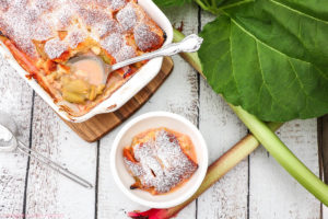 Die Rhabarber-Saison hat begonnen und da muss ein passendes Rezept her. Zum Beispiel dieser süß-saure Rhabarber-Auflauf mit Brandteig-Topping; das frühlingshafte Rezept findet ihr bei Cook and Bake with Andrea.
