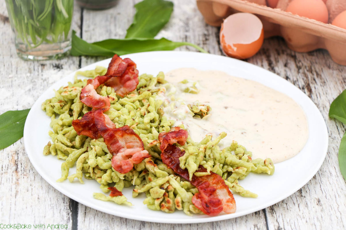 Spätzle selber machen ist wirklich nicht schwer und um sooo viel besser als die gekauften. Mit ein bisschen Bärlauch kann man sogar noch eine schöne frühlingshafte Farbe auf den Teller zaubern, wenn man meine Bärlauch-Spätzle mit Käsesoße serviert. Das frühlingshafte Rezept gibt´s bei Cook and Bake with Andrea.