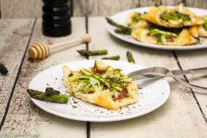 Diese kleinen Spargeltartelettes sind das perfekte frühlingshafte Finger-Food, das in wenigen Minuten zubereitet ist! Das schnelle und einfache Rezept findet ihr auf dem Foodblog von Cook and Bake with Andrea.