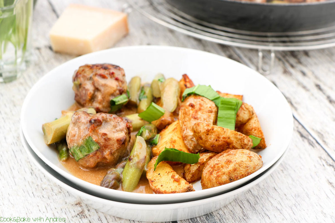 Cook and Bake with Andrea – Mediterane Hackbällchen mit grünem Spargel Frühling Rezept – www.candbwithandrea.com Der Frühling bringt auch leckeren Spargel in unsere Supermärkte, welchen ich in diesem tollen Rezept verarbeitet habe. Es gibt mediterrane Hackbällchen mit grünem Spargel und selbstgemachter Sauce Hollondaise. Das frühlingshafte Rezept findet ihr bei Cook and Bake with Andrea.