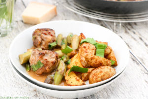 Der Frühling bringt auch leckeren Spargel in unsere Supermärkte, welchen ich in diesem tollen Rezept verarbeitet habe. Es gibt mediterrane Hackbällchen mit grünem Spargel und selbstgemachter Sauce Hollondaise. Das frühlingshafte Rezept findet ihr bei Cook and Bake with Andrea.