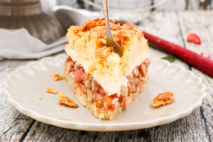 Eine fruchtige frühlingshafte Torte, die nicht nur zum Muttertag eine tolle Idee ist! Dieses gelingsichere Rezept versüßt euch jeden Sonntagnachmittag: eine Rhabarber-Marzipan-Torte mit Sahne!