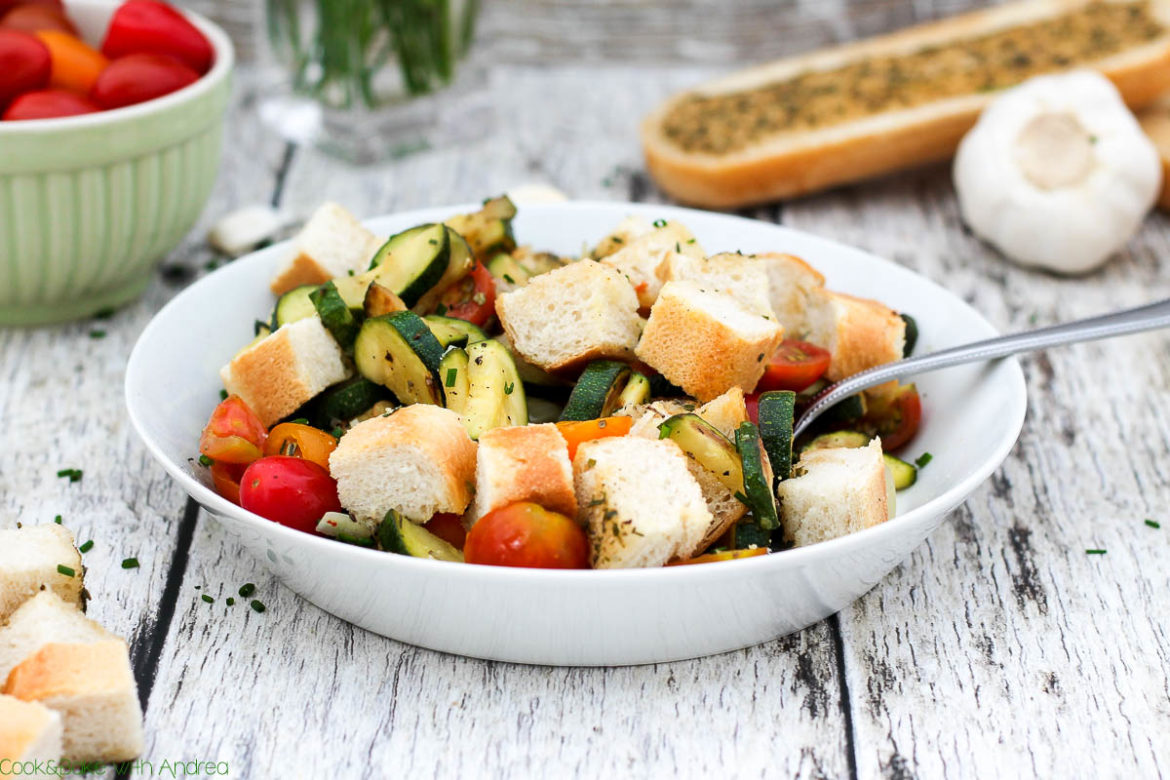 Im Sommer ist es doch fast schon Pflicht den Grill anzuwerfen. Aber nicht nur das richtige Grillgut ist wichtig, sondern auch die Beilagen. Mein lauwarmer Zucchinisalat mit knusprigem Snack Baguette zum Beispiel passt grandios zu eurem nächsten Grillabend. Das sommerliche Rezept gibt´s bei Cook and Bake with Andrea.