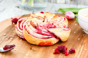 Hefegebäck geht einfach immer! Dieses Mal habe ich mich an ein Rezept für einen Hefekranz mit zwei verschiedenen Füllungen gewagt. Einmal mit Himbeer und das andere mal mit Schoko und Banane. Das einfache Rezept gibt´s bei Cook and Bake with Andrea.
