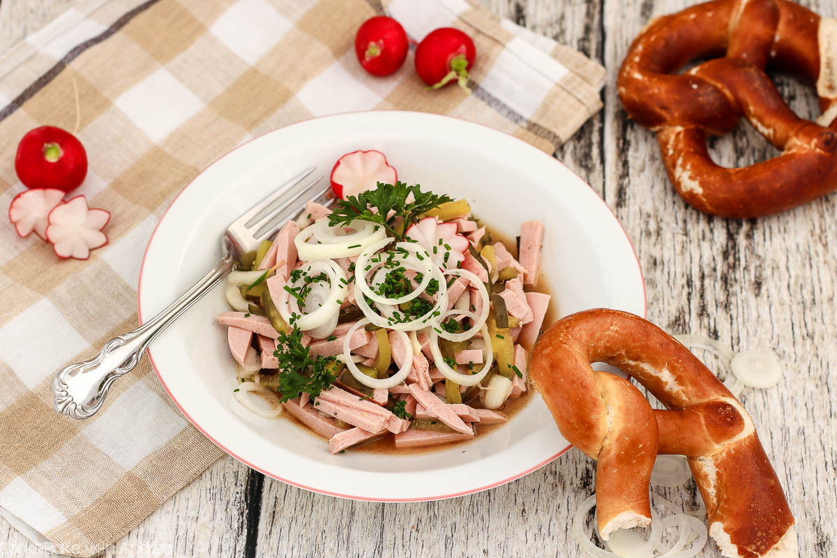 Das Oktoberfest aka die Wiesn steht wieder bevor und deswegen möchte ich euch heute einen Klassiker meiner heimischen Küchen zeigen: ein leckeres Rezept für einen bayerischen Wurstsalat. Das Rezept gibt es bei Cook and Bake with Andrea.