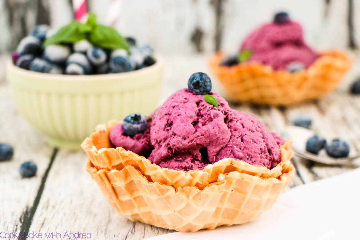 Beeren eignen sich meiner Meinung nach besonders gut im Eis, deswegen wird euch dieses Rezept für Blaubeereis sicher zusagen, sollte ihr Fan von Beeren sein.