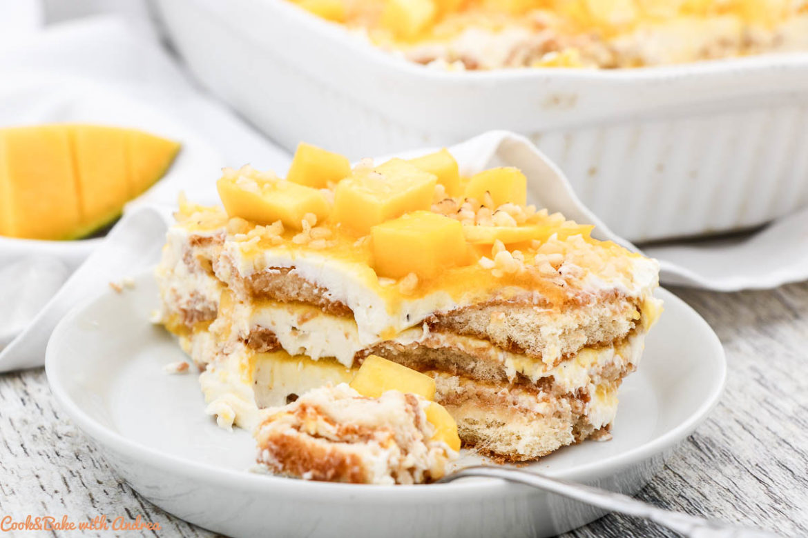 Die heißen Sommertage neigen sich dem Ende zu und es ist nunmehr angenehm warm. Solange wir noch in Sommerstimmung sind, gehen auch noch saisonale Rezepte wie dieses Mango-Tiramisu mit Zitrone.
