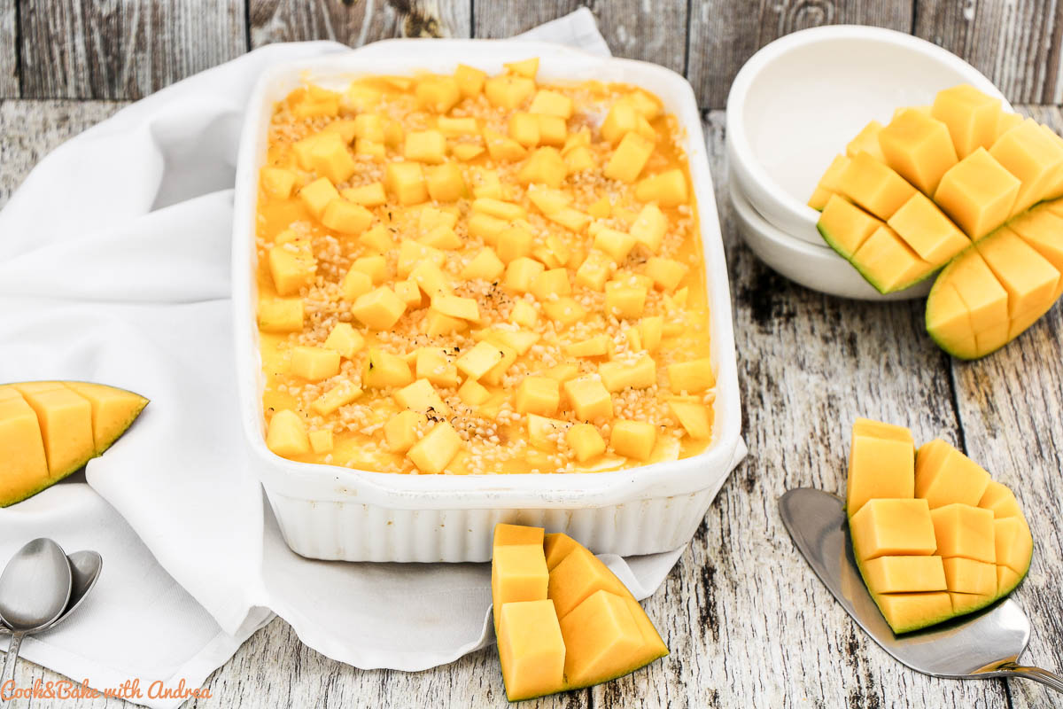 Die heißen Sommertage neigen sich dem Ende zu und es ist nunmehr angenehm warm. Solange wir noch in Sommerstimmung sind, gehen auch noch saisonale Rezepte wie dieses Mango-Tiramisu mit Zitrone.