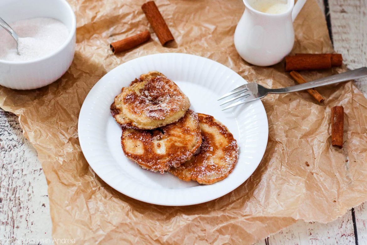 Der Herbst ist da und mit ihm Äpfel und Birnen. Aus den ersten reifen Äpfeln aus unserem Garten habe ich diese saftigen Apfelküchlein mit selbstgemachter Vanillesoße gemacht, ein Traum sag ich euch! Das leckere Rezept gibt´s bei Cook and Bake with Andrea.
